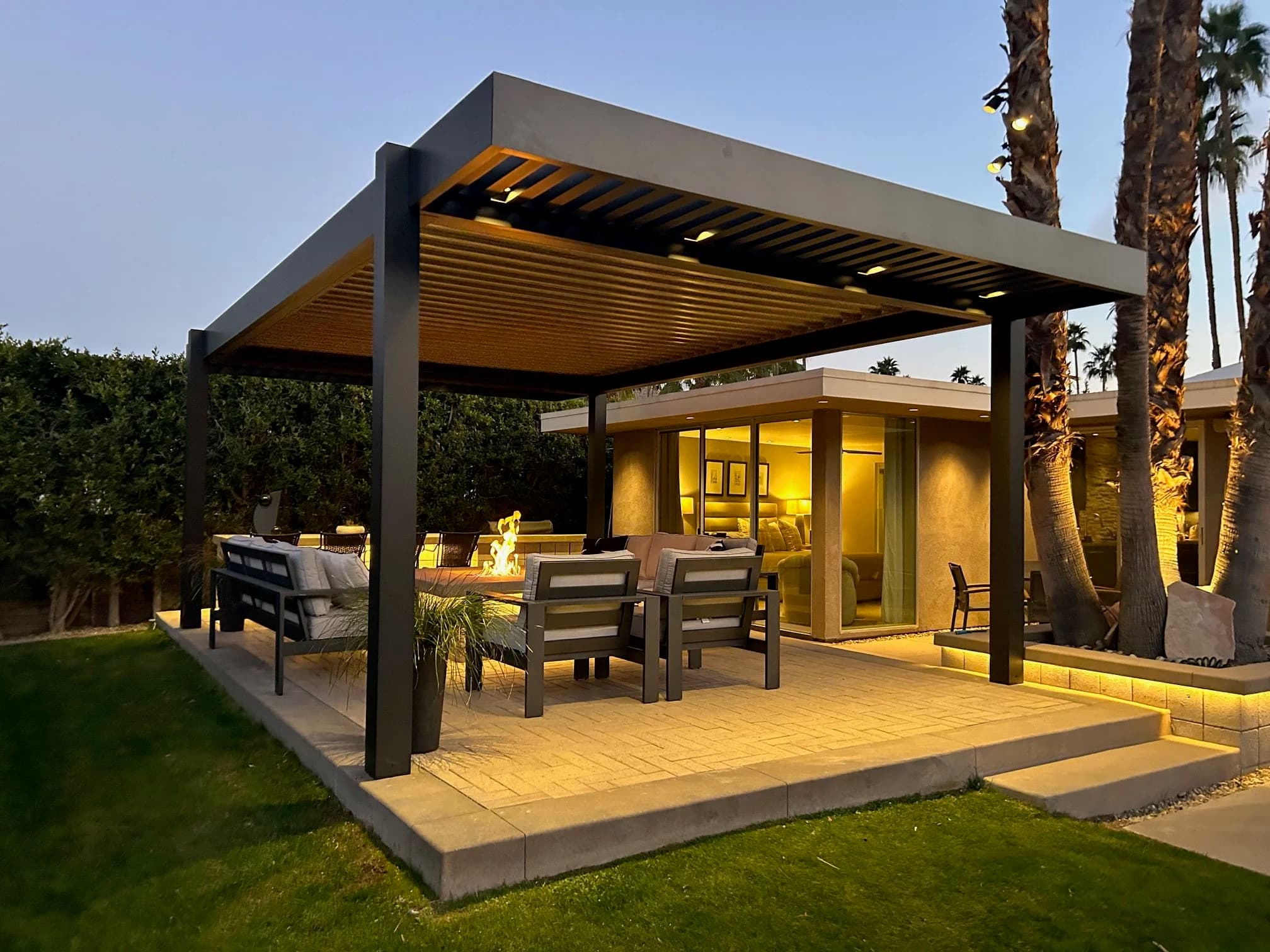 Bioclimatic pergola with glass walls